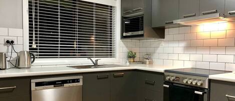 Jääkaappi, mikroaaltouuni, uuni, liesi