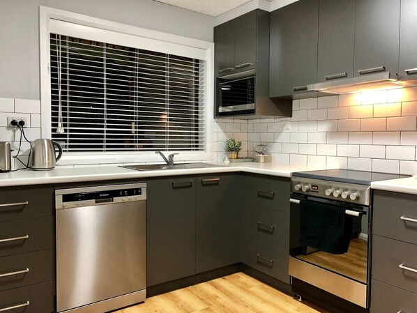 Refrigerador, microondas, horno y parrilla de estufa 