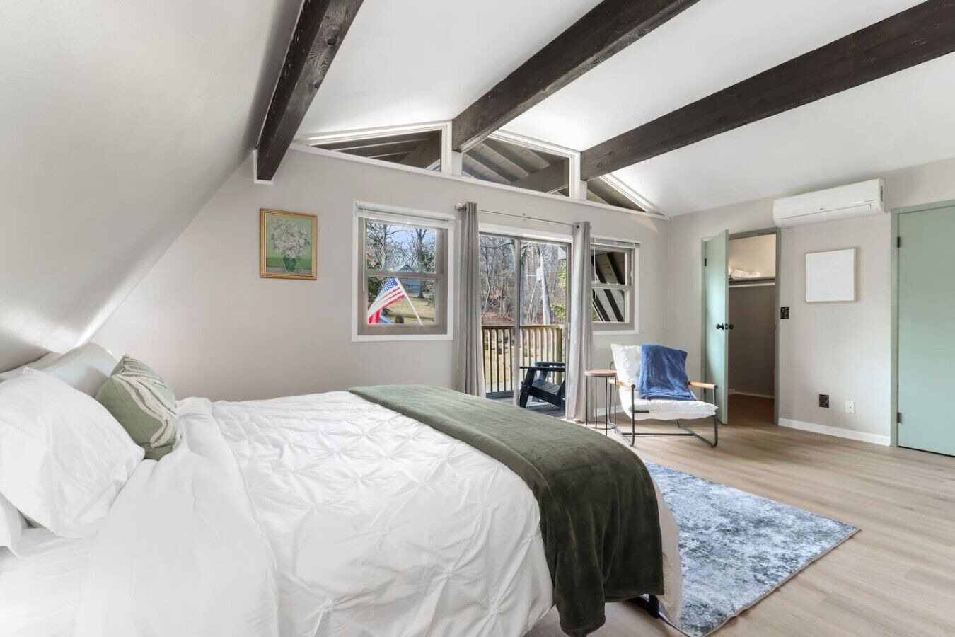 3 bedrooms, desk, iron/ironing board, travel crib