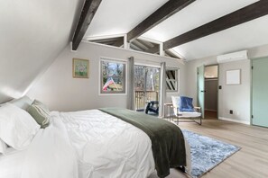 3 bedrooms, desk, iron/ironing board, travel cot