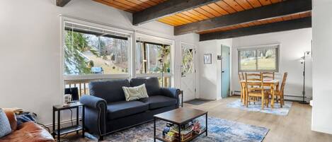 TV connectée, baby-foot, table de tennis de table, livres