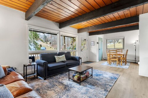 Lake Geneva Lake Access home - Sleeps 12, Game Room, Beach Access, Near Como