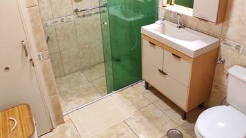 Douche, sĂšche-cheveux, savon, papier toilette