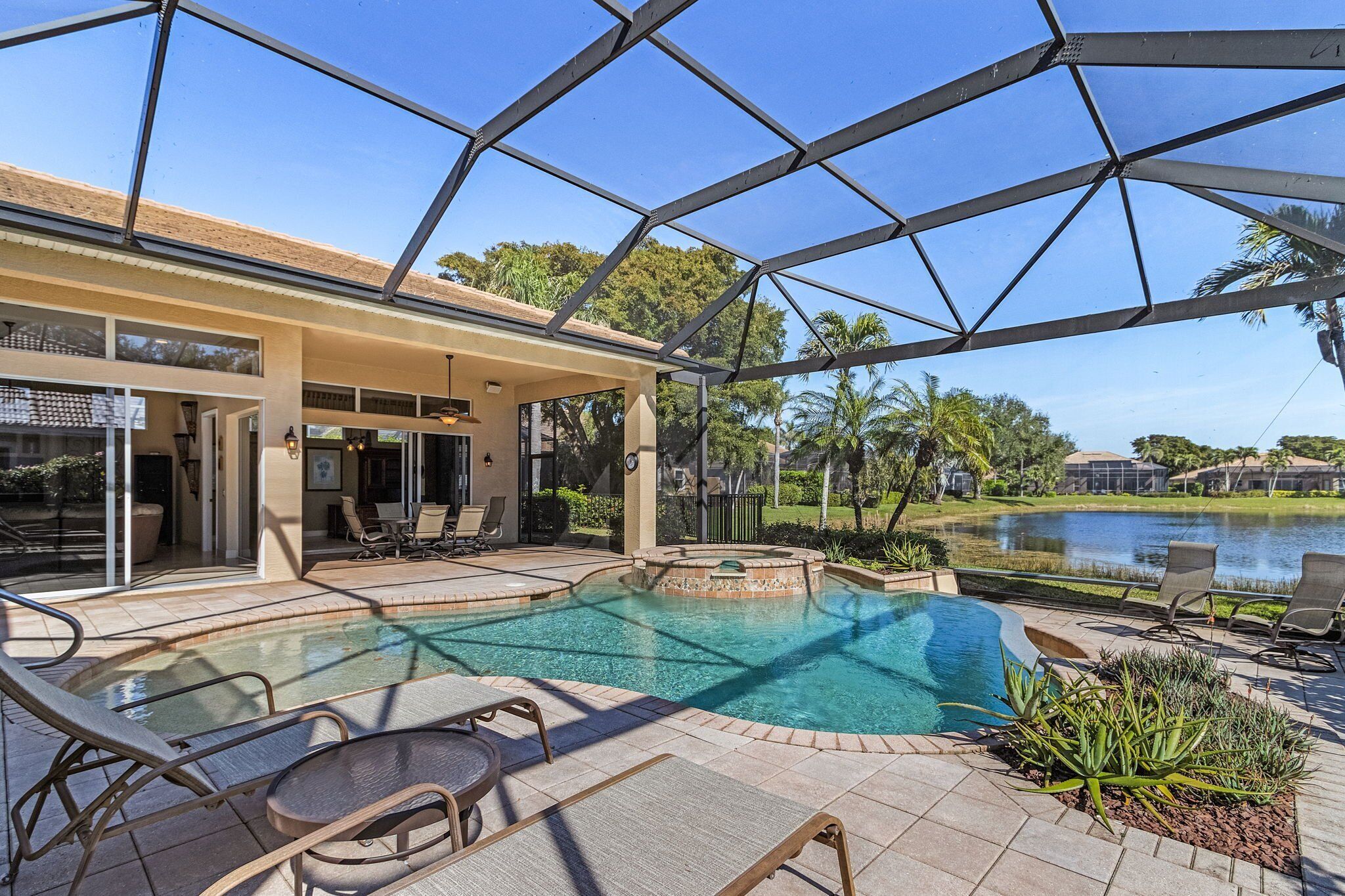 حمّام سباحة مُدفَّأ