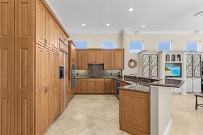 Kylskåp, mikrovågsugn, ugn och spishäll