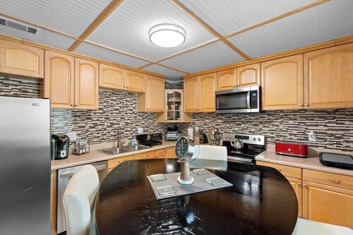 Stylish & Cozy King Bed Retreat @ Baldwin Park