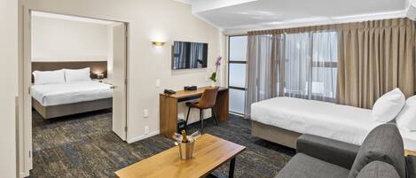 Appartamento Premier, 1 camera da letto, vista piscina | Area soggiorno | Smart TV 43 pollici con canali digitali, servizi in streaming