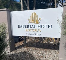 Placa do Imperial Hotel Rotorua, localizado na Rua Tryon, número 7.
