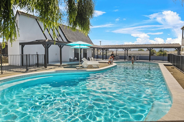 Una piscina al aire libre