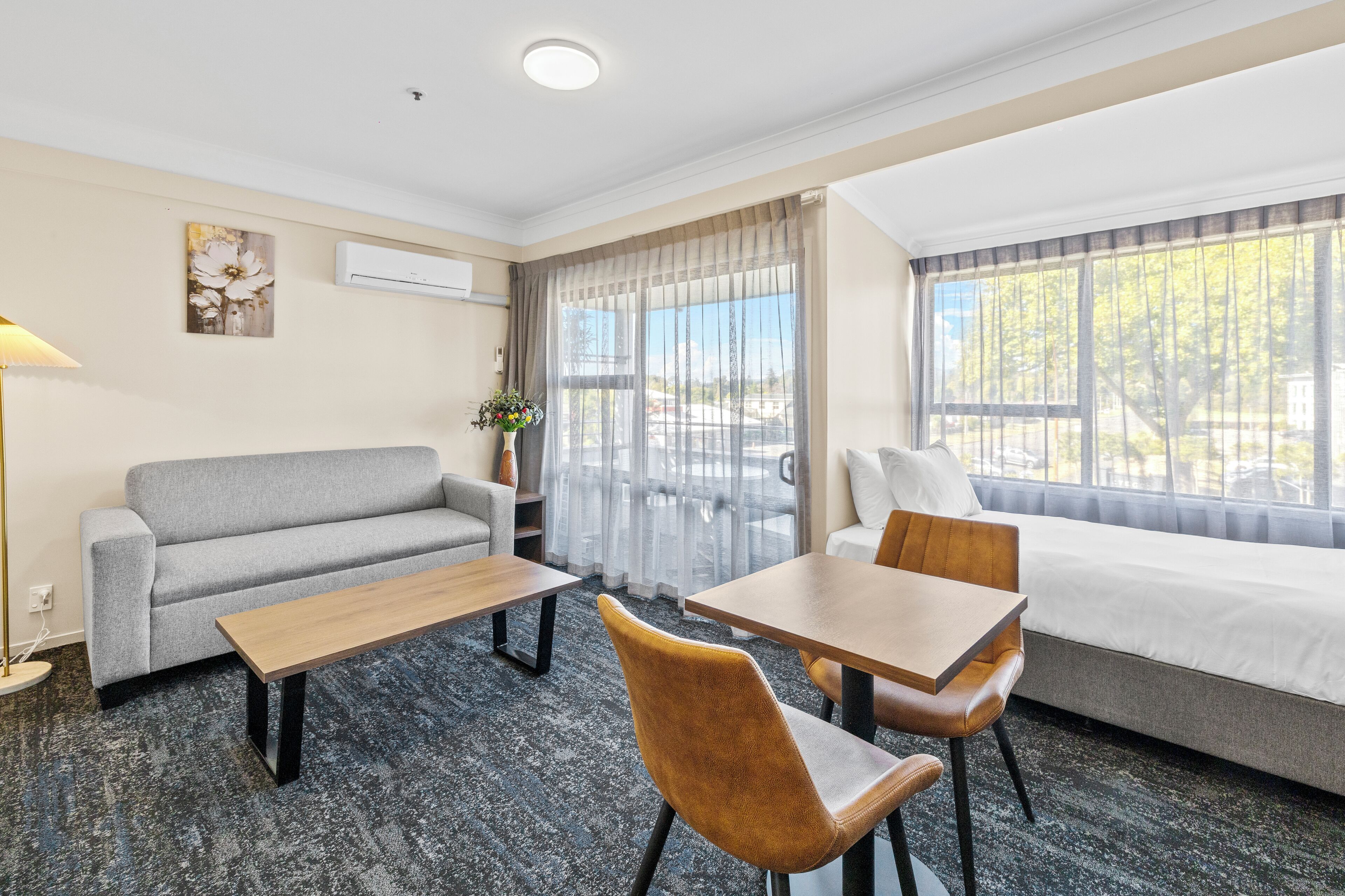 Apartamento luxo, 1 quarto, sacada, vista para a cidade | Camas com colchões pillow-top, espaço de trabalho para notebook