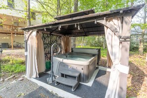 Outdoor spa tub - Game Rm|Movie Rm|Hot Tub|Lakes|Pools|Pets (Coolbaugh Township)