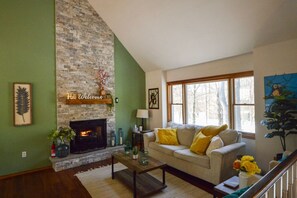 TV, fireplace - Game Rm|Movie Rm|Hot Tub|Lakes|Pools|Pets (Coolbaugh Township)