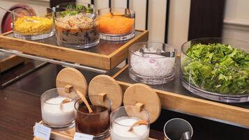 Une table de buffet proposant divers plats et accompagnements.