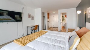 Unclassified image, 4 of 17, button - Room 104 - King w/ Kitchenette - NonSmoking (Lincoln)