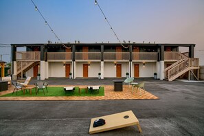 Property grounds - 5 min. to Lincoln's top attractions. King-size bed, kitchenette & outdoor space (Lincoln)