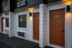 Exterior detail - 5 min. to Lincoln's top attractions. King-size bed, kitchenette & outdoor space (Lincoln)