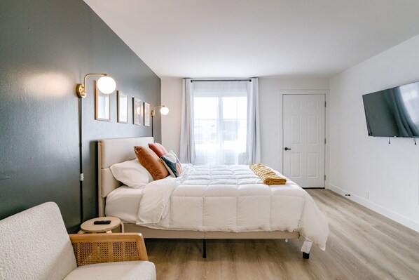 1 bedroom, desk, WiFi, bed sheets - 5 min. to Lincoln's top attractions. King-size bed, kitchenette & outdoor space (Lincoln)