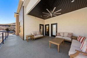 Terrace/patio - A-New Townhome with Pool, Downtown 1 Block From Restaurants, Pickle ball! (Hurricane)
