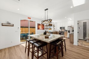 Kylskåp, mikrovågsugn, ugn och spishäll