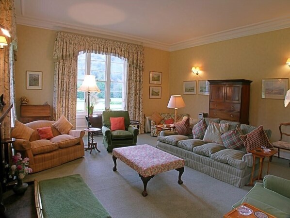 Flat-screen TV, DVD player - Chesthill House & Estate (Aberfeldy)