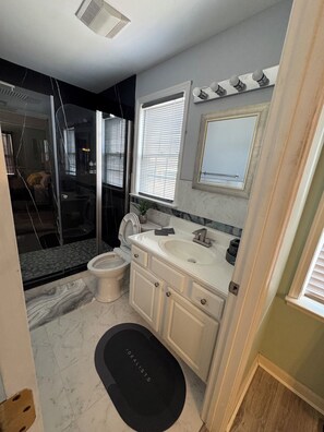 Dusj, håndklær og toalettpapir