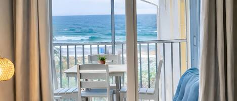 2 sovrum, skrivbord, strykjärn/strykbräda och resesäng