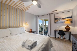 2 bedrooms, desk, iron/ironing board, travel crib - Beach Condo with Quiet, Private Beach (Longboat Key)
