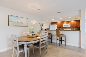 Dining - Beach Condo with Quiet, Private Beach (Longboat Key)