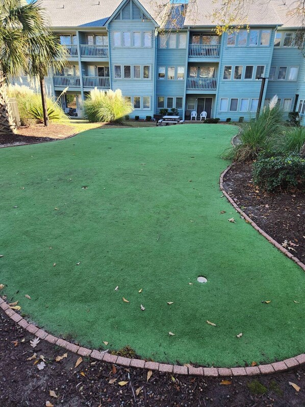 A residential building with a well-maintained lawn and a patio area. - Myrtle Beach Resort (Myrtle Beach)