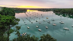 Un port de plaisance rempli de bateaux au coucher du soleil.
