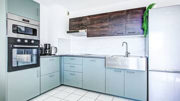 Een koelkast, een microgolfoven, een vaatwasser