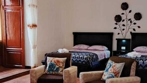 مساحة عمل للكمبيوتر المحمول وستائر تعتيم ومكواة/لوح كي وواي فاي مجانًا