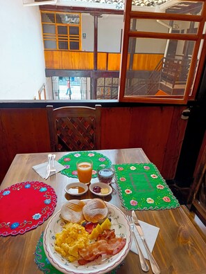 Desayuno con opciones de la cocina local diario (USD 1.50 por persona)