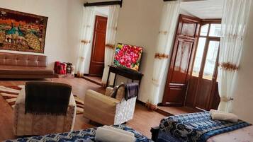 Suite estudio Deluxe, no fumadores, vistas a la ciudad | Decoración individual y mobiliario individual