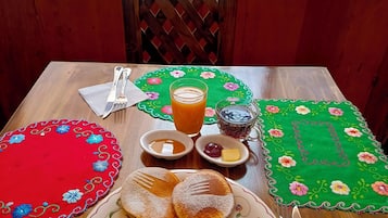 Se ofrece un desayuno típico de la región (1.50 USD por persona)