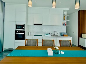 Luxury Villa, 3 Bedrooms, Private Pool, Hill View | Safe på rommet, individuelt dekorert og individuelt innredet