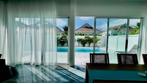 Luxury Villa, 3 Bedrooms, Private Pool, Hill View | Safe på rommet, individuelt dekorert og individuelt innredet