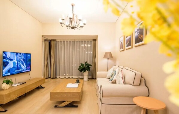 Traditional Suite | Laptop workspace, free WiFi