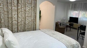 3 bedrooms, desk, iron/ironing board, free WiFi - Life's a beach - stop and smell the sea (Elwood)