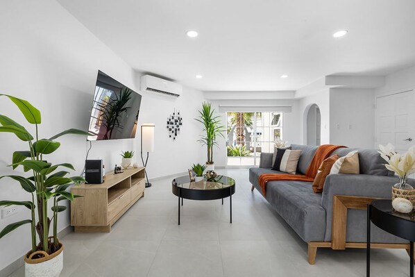 Living area - Renovated 2BR 2.5BA  Eagle Beach  SuperFood (Noord)