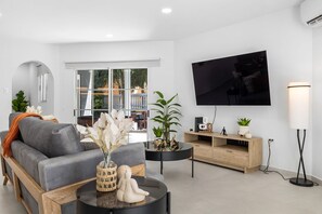 Living area - Renovated 2BR 2.5BA  Eagle Beach  SuperFood (Noord)