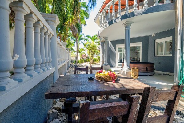 Outdoor dining - Renovated 2BR 2.5BA  Eagle Beach  SuperFood (Noord)