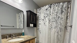 Hair dryer, towels, soap, shampoo - 3-bedroom townhouse - Max 8 guests (Charlotte)