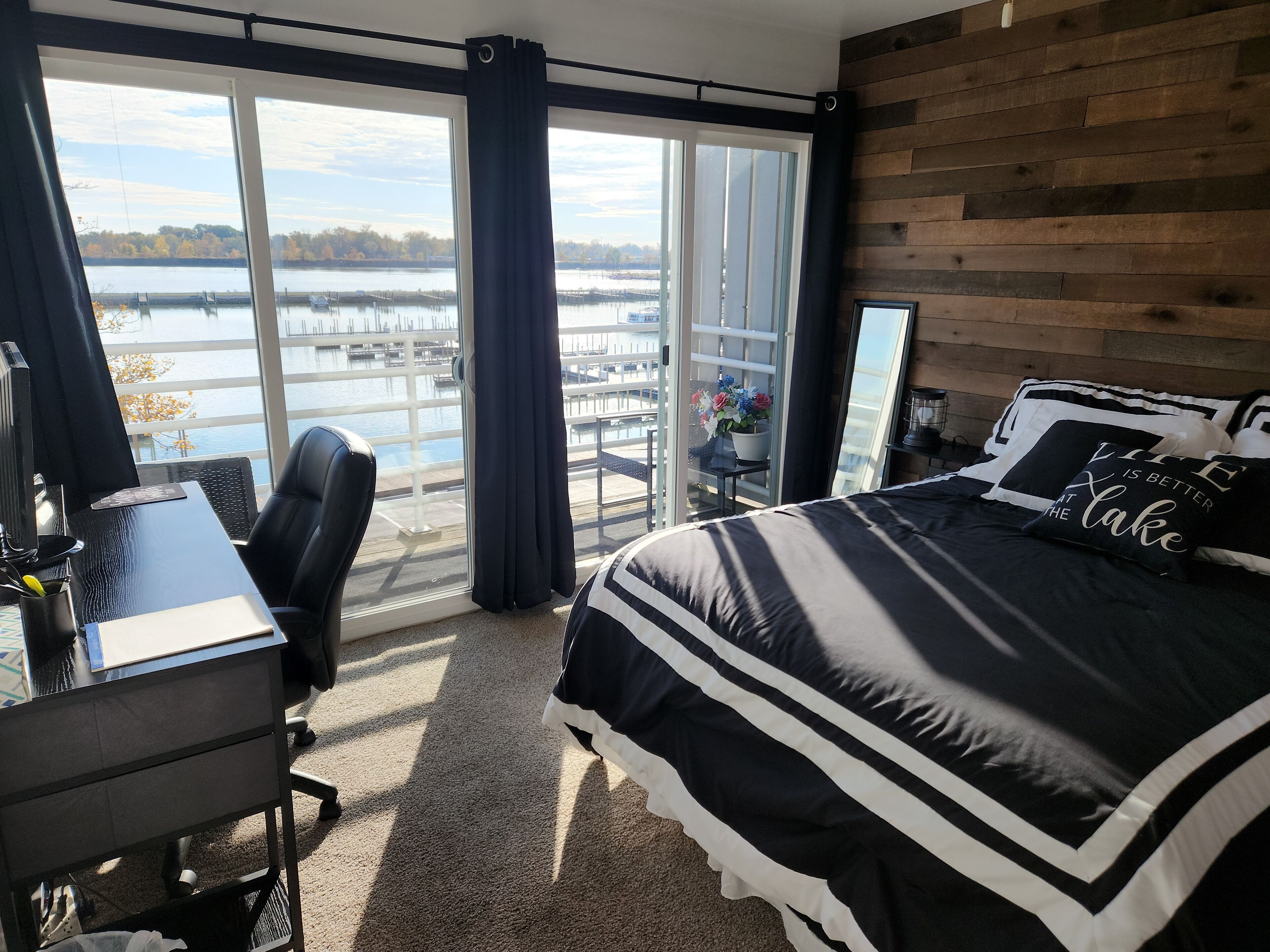 2 chambres, bureau, fer et planche à repasser, lit parapluie