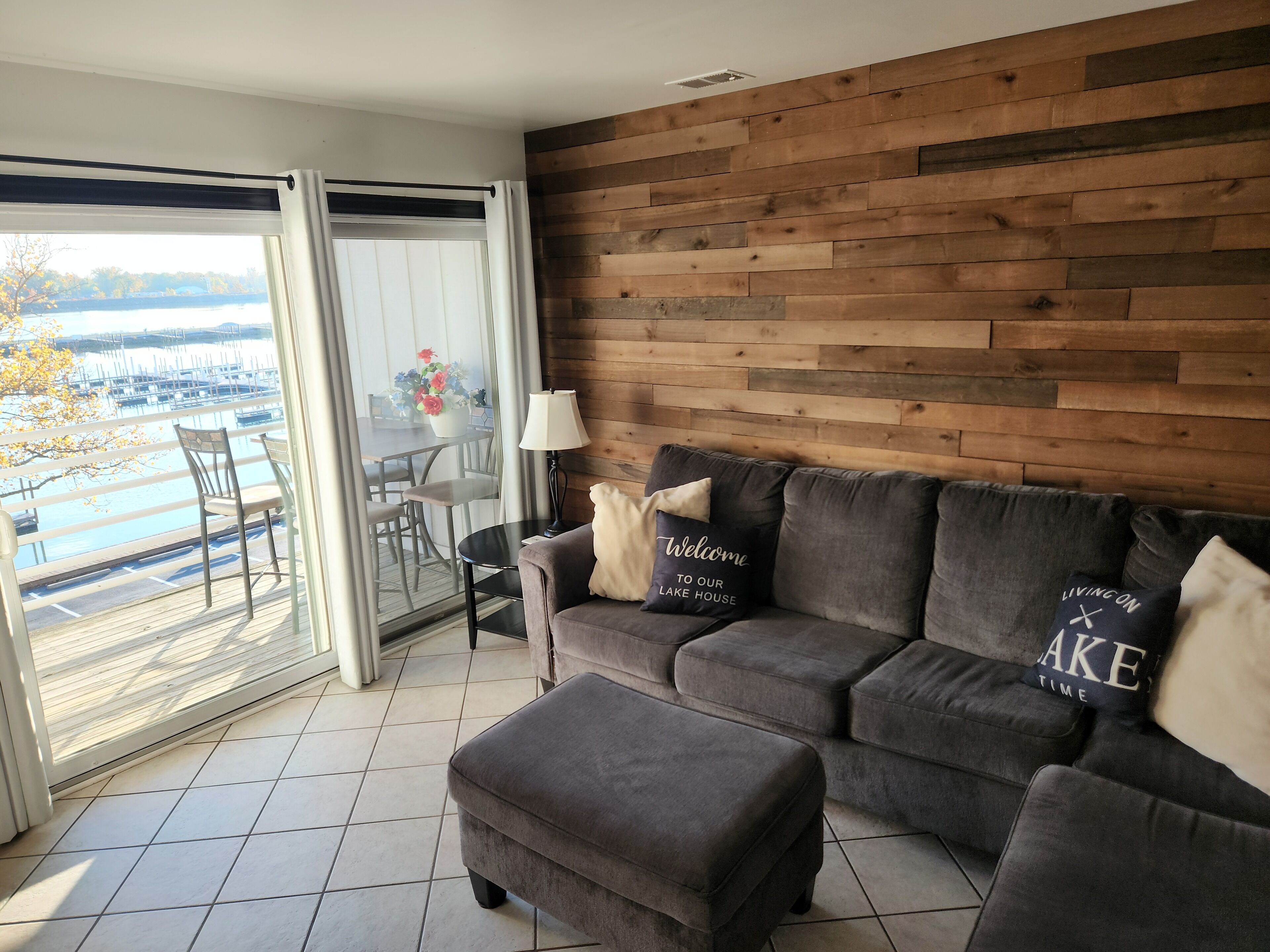 Smart-tv, bordsfotboll, böcker och datorskärmar