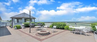 Port Clinton Paradise-Waterfront 2-bedrooms, Pool, & Hot Tub by Jet Express