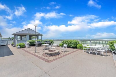 Port Clinton Paradise- 2 bedroom Waterfront Condo:  Hot Tub, Sauna, Fire pit