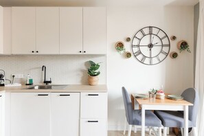 Frigorífico, microondas, horno y placa de cocina