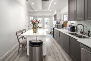 Private kitchen - 10 mins to downtown and airport brand new reno Cozy ski mountain vacation home (Calgary)