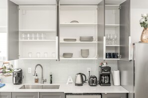 Interior - 10 mins to downtown and airport brand new reno Cozy ski mountain vacation home (Calgary)